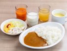 スパイスの香りが食欲をそそる、朝食カレーで一日をスタート。