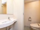デラックスツインルームはバスとトイレ別で快適