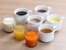 コーヒーや紅茶、コーンスープ、牛乳など冷たいものから温かいものまで各種ドリンクをご用意