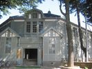 あがたの森公園。歴史ある建物と豊かな緑が調和した、落ち着いた雰囲気の風景。