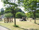 自然に囲まれた松本市アルプス公園。遊具や展望スポットがあり、家族連れで楽しめる公園です。