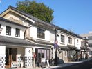 江戸時代の面影を残す中町通り。蔵造りの街並みに、工芸店やカフェが調和する散策スポット。
