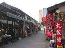 松本城南側に広がる繩手通り。レトロな街並みに土産物店や飲食店が並ぶ、散策が楽しい人気スポット。
