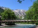 上高地のシンボル、木製の吊り橋・河童橋。雄大な山々と清流の絶景スポット。