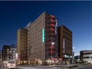 夜にライトアップされたエースイン松本の外観
