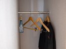 【お部屋着・ハンガー】お部屋着はゆったりとしたワンピースタイプ。予備のハンガーもございます。