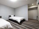 【バリアフリーツイン】セミダブルベッド2台のお部屋です。入口はスロープです。