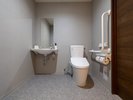 【バリアフリーツイン】手すり付きで広めなトイレです。