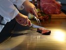 【鉄板焼 泉崎】シェフが目の前で最適な火入れを施し、至高の味わいへと仕上げます。
