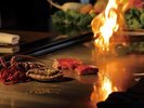 【鉄板焼 泉崎】シェフが目の前で焼き上げる、臨場感あふれるダイニング体験を。