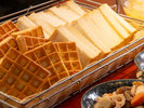 朝食ビュッフェ|ふんわり食パンとサクサクワッフル