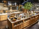 朝食会場はB1F「クロスロード」にて、ブッフェスタイルでご提供しております。