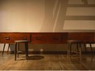 Bank/Box room�b�o���N/�{�b�N�X���[��1F�ɂ͈�i�\�y���A�b�v�T�C�N�������e�[�u��