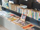 Lounge�b���E���W�ɂ͒n��̕��X�Ƃ���u�b�N�����R�[�h���C�u�����𕹐�