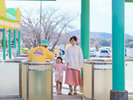 おもちゃ王国の入口ではお兄さん・お姉さんが笑顔でお出迎えをしております♪