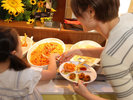 キッズメニューは、お子様も取れる高さでご用意しております。パパママと一緒に食べたいものを選んでね♪