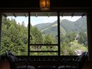 大きな窓の開放的な客室