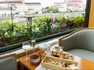 景色もお楽しみください(すみれアフタヌーンティ一例)