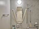 特別シャワー。左右の可動式アームから放水、座ったままでも全身に温水を浴びることができます。