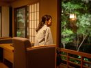 回廊から中庭の夜景を望む