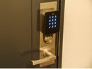客室ドアは暗証番号で開錠できます。
