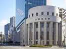 大阪取引所。諸藩の蔵屋敷があった江戸時代の大坂の米穀取引所が起源となっています。