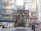 心斎橋筋商店街です。徒歩圏内で色々なお店でショッピングを。