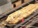 「うなぎの白焼き」調理人が一匹ずつ、炭火で丁寧に焼き上げます。