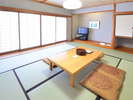 【和室】10畳の開放的なお部屋でリラックスできる空間をご提供します。
