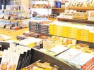 【売店】鹿児島のお土産やゴルフ用品、食料品・日用品なども多数取り揃えております。