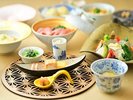 山海の幸をバランスよく。とろける牛肉と新鮮な魚介、旬の彩りを一度に楽しむ贅沢な膳です。