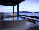 【露天風呂付き和洋室】夜明けの風景。幻想的なグラデーションをお風呂に浸かって眺める至福の時。