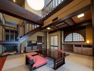 思わず、わぁ!と声が上がる、広々とした空間。2階建てのメゾネット特別室です。