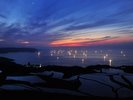 【東後畑棚田】「日本の棚田百選」に選ばれた絶景。夕日が沈む日本海に、イカ釣り漁船の漁火が輝きます。