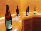 日本酒バー海と月では、光と音の空間に山口県の日本酒がディスプレイされています。