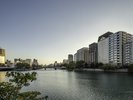 対岸からのホテル外観