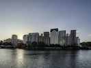 対岸からのホテル外観