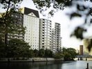対岸からのホテル外観