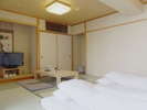 和室一例。畳のお部屋でお寛ぎ頂けます。