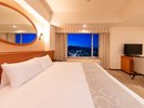 ジュニアスイートルーム〈夜の景色・別府側〉