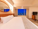 ジュニアスイートルーム〈夜の景色・大分側〉
