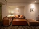 ロイヤルスイートルーム〈リビング・夜の景色・別府側〉
