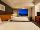 モデレートツインルーム〈夜の景色・別府側〉