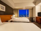 モデレートツインルーム〈夜の景色・大分側〉