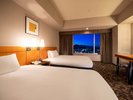 デラックスツインルーム〈夜の景色・別府側〉