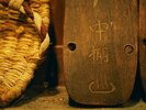 生い茂る木々に包まれた源泉近くの大浴場。