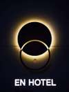 EN HOTEL LOGOのサイネージ(夜)