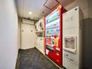 地下には、自動販売機、コインランドリー、製氷機コーナーがございます。