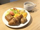 焼き立てパン、フルーツ、サラダ、スープの軽朝食。