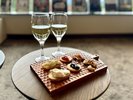 【ラウンジ】ウェルカムドリンクとフィンガーフードをご用意しております(15:00〜18:00)